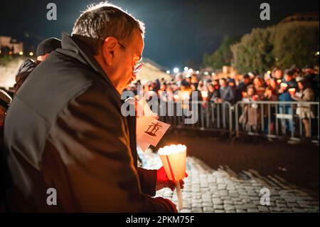 Roma, Italia. 21st Nov 2022. I devoti hanno visto pregare durante la Via Crucis. Circa ventimila fedeli cristiani hanno seguito la tradizionale via Crucis il venerdì Santo al Colosseo di Roma, presieduta nel 2023 dal Cardinale Vicario di Roma Angelo De Donatis al posto di Papa Francesco che, pochi giorni dopo essere stato ricoverato per bronchite cronica infettiva, Preferito seguire la celebrazione da Casa Santa Marta. (Credit Image: © Marcello Valeri/SOPA Images via ZUMA Press Wire) SOLO PER USO EDITORIALE! Non per USO commerciale! Foto Stock