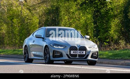 2022 grigio BMW 430i msport auto in viaggio su una strada di campagna inglese Foto Stock