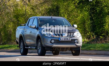 2016 MITSUBISHI L200 auto che viaggia su una strada di campagna inglese Foto Stock