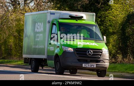 SERVIZIO DI consegna A domicilio ASDA IN PULMINO MERCEDES-BENZ SPRINTER che viaggia su una strada di campagna inglese Foto Stock