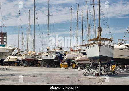 02 aprile 2023 - Isola di Manoel, Malta: Barche a vela a terra in un cantiere navale di dry-dock in attesa di manutenzione e riparazioni Foto Stock