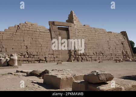 Prima Pylon al Ramesseum, Tempio mortuario di Ramesses II sulla sponda occidentale del Nilo a Luxor, Egitto Foto Stock
