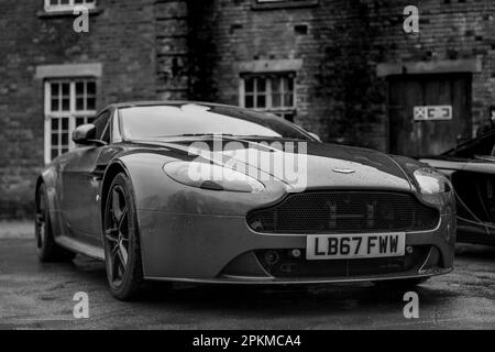 2018 Aston Martin Vantage V8, in mostra alla Motorsport Assembly tenutasi al Bicester Heritage Centre il 26th marzo 2023. Foto Stock