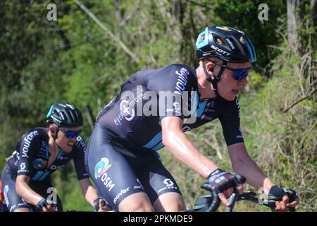 Eibar, Spagna, 08th aprile 2023: Il pilota del Team DSM, Florian Stork durante la 6th tappa del Paese Basco Itzulia 2023 con partenza e arrivo a Eibar, il 08 aprile 2023, a Eibar, Spagna. Credit: Alberto Brevers / Alamy Live News Foto Stock