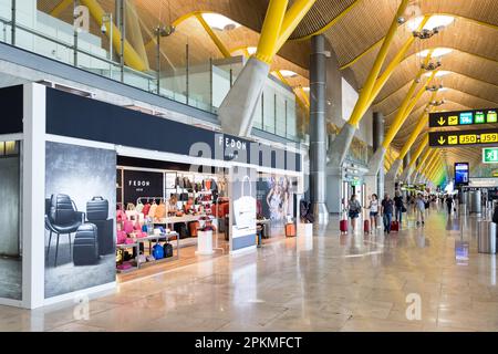 Dettaglio architettonico dell'aeroporto Adolfo Suárez Madrid–Barajas, comunemente noto come aeroporto Madrid–Barajas, il principale aeroporto internazionale che serve Madrid Foto Stock