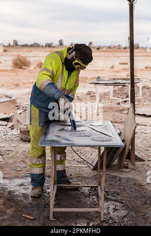 Un uomo marocchino lavora con una lucidatrice di pietra Foto Stock