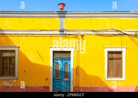 vecchia casa dipinta di giallo in portogallo silves Foto Stock