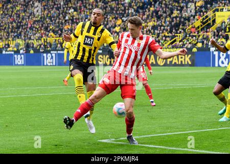 Donyell MALEN (a sinistra, DO) contro Paul JAECKEL (UB), azione, duelli, calcio 1st Bundesliga, 27th matchday, Borussia Dortmund (DO) - Union Berlin (UB) 2: 1, il 8th aprile 2023 a Dortmund/Germania. Foto Stock