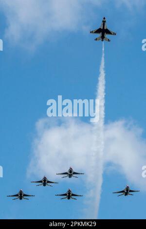 Lo Squadrone di dimostrazione dell'aeronautica degli Stati Uniti "Thunderbirds" esegue la formazione dell'uomo mancante alla base della riserva aerea di Homestead, Florida, 1 aprile 2023. La formazione è stata volata in onore del Maestro Sgt. Michael “Ty” Kettenhofen, un paracadutista dei Cavalieri d’oro dell’esercito che è passato via dalle lesioni subite durante un salto di addestramento il 13 marzo 2023. (STATI UNITI Air Force foto di staff Sgt. Dakota carter) Foto Stock