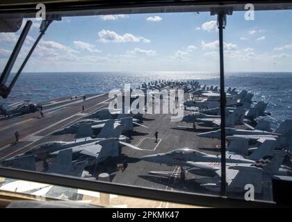 230407-N-OX847-1115 IONIAN SEA (7 aprile 2023) marinai assegnati alla portaerei di classe Nimitz USS George H.W. Bush (CVN 77) si riunisce sul ponte di volo per un oggetto estraneo detriti Walk-down, 7 aprile 2023. The George H.W. Bush Carrier Strike Group è in fase di implementazione pianificata negli Stati Uniti Naval Forces Europe area of Operations, impiegato dagli Stati Uniti Sesta flotta per difendere gli interessi degli Stati Uniti, alleati e partner. (STATI UNITI Foto Navy di Seaman Christopher Spaulding, specialista della comunicazione di massa) Foto Stock