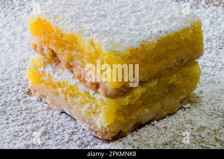 100mm Macro Limone Bar a doppio strato con ripieno giallo dolce e farcitura dello zucchero a potenza Foto Stock