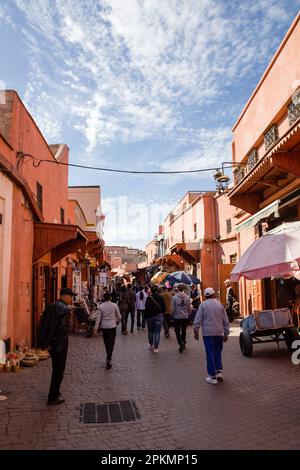 Ammira un vicolo nella medina di Marrakech, Marocco Foto Stock