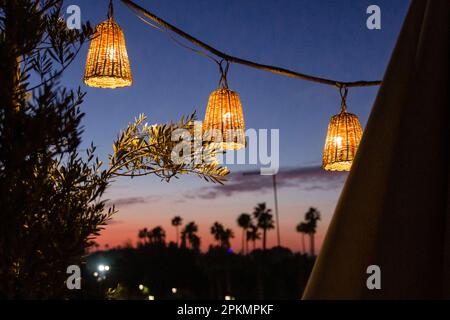 Vista serale del tramonto dal tetto dell'hotel El Fenn a Marrakech, Marocco Foto Stock