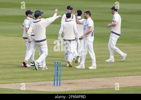 Londra, Regno Unito. 08th Apr, 2023. I giocatori del Middlesex festeggiano la caduta di un wicket delle battitelle essex durante una partita del campionato della contea al Lords Cricket Ground. Credit: SOPA Images Limited/Alamy Live News Foto Stock