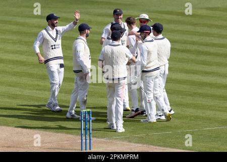 Londra, Regno Unito. 08th Apr, 2023. I giocatori del Middlesex festeggiano la caduta di un wicket delle battitelle essex durante una partita del campionato della contea al Lords Cricket Ground. Credit: SOPA Images Limited/Alamy Live News Foto Stock