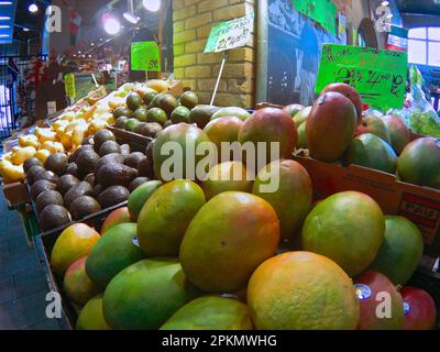 Mango in vendita sul mercato Foto Stock