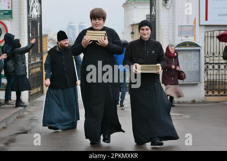 I monaci della Chiesa Ortodossa Ucraina del Patriarcato di Mosca trasportano libri intorno al territorio della Lavra di Kyiv-Pechersk a Kyiv il 08 aprile 2023. - Il governo ucraino ha annunciato che avrebbe cessato il contratto di locazione permettendo ai monaci di occupare parte del credito: SOPA Images Limited/Alamy Live News Foto Stock