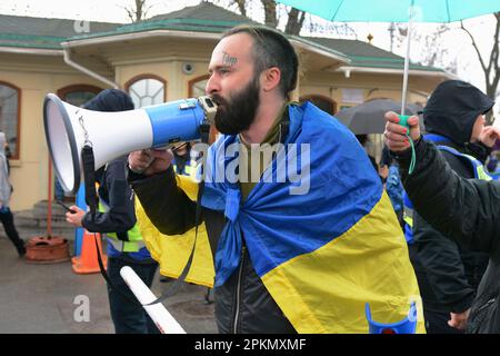 L'attività del megafono invita i fedeli della Chiesa Ortodossa Ucraina del Patriarcato di Mosca a lasciare la Lavra di Kyiv-Pechersk a Kyiv il 08 aprile 2023. - Il governo ucraino ha annunciato che avrebbe cessato il contratto di locazione permettendo ai monaci di occupare parte del credito: SOPA Images Limited/Alamy Live News Foto Stock