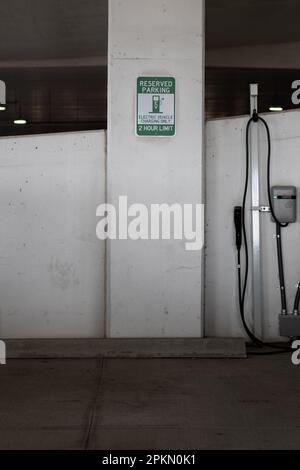 Parcheggio riservato per veicoli elettrici, cartello verde presso il parcheggio del lago Nona, Orlando, Florida. Green City, stazione di ricarica per auto elettriche Foto Stock