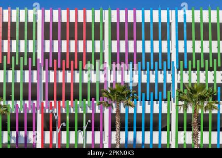 Un'immagine frontale di un nuovissimo design moderno del parcheggio nella zona del Lago Nona. Travi colorate all'esterno del parcheggio. Foto Stock