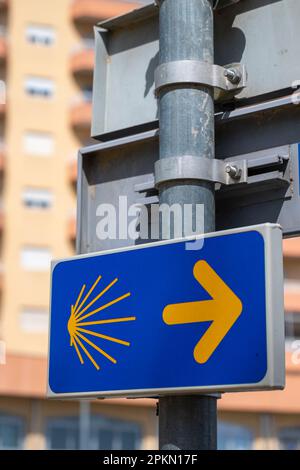 Cartello che indica la direzione della strada Santiago de Compostela Foto Stock