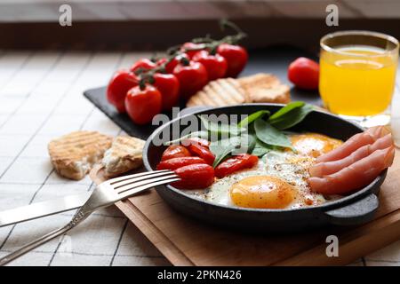 Uova fritte con prosciutto e spinaci. La deliziosa prima colazione inglese.  Il Brunch. Cheto/paleo dieta Foto stock - Alamy