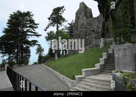 Georgia, Tsikhisdziri - 07 luglio 2022: Belle scale di pietra e vicolo vicino alla fortezza di Petra Foto Stock