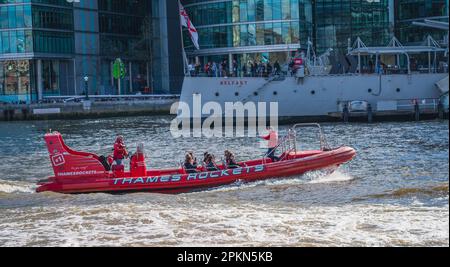 Londra, Inghilterra - 07 aprile 2023 : Thames Rockets boat sul fiume Tamigi a Londra, regno unito Foto Stock