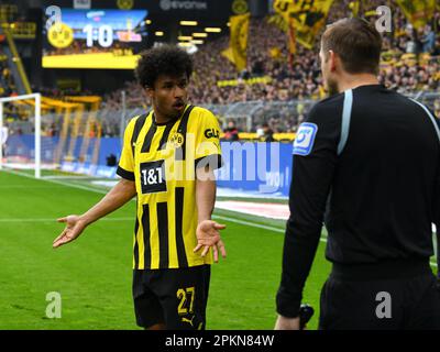 Dortmund, Germania. 8th Apr, 2023. Karim Adeyemi (L) di Dortmund parla con l'arbitro assistente durante la partita di calcio tedesca della prima divisione Bundesliga tra Borussia Dortmund e Union Berlin a Dortmund, Germania, 8 aprile 2023. Credit: Ren Pengfei/Xinhua/Alamy Live News Foto Stock