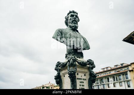 Firenze, Italia - set 2022. Monumento a Benvenuto Cellini situato al Ponte Vecchio sull'Arno a Firenze. Foto di alta qualità Foto Stock