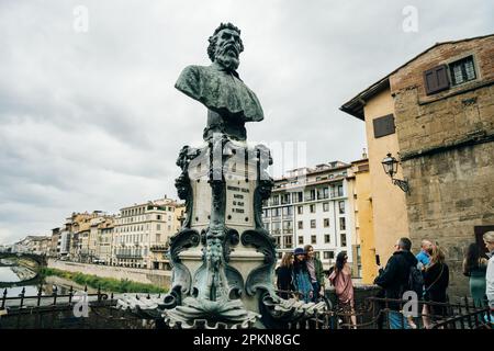 Firenze, Italia - set 2022. Monumento a Benvenuto Cellini situato al Ponte Vecchio sull'Arno a Firenze. Foto di alta qualità Foto Stock