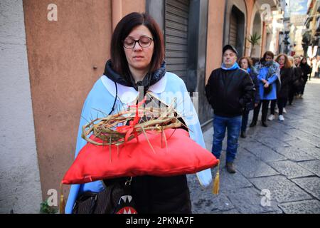 Pagani, Italia. 07th Apr, 2023. Pagani, Salerno, Italia - 07 aprile 2023:il Venerdì Santo pomeriggio, una processione di fedeli delle varie arcaconfraternite religiose, accompagna la statua del Cristo Morto e della Vergine Addolorata per le strade del centro storico. Cantando antichi passi e pregando ricordano il dolore della Madonna per la morte di suo figlio Gesù. (Foto di Pasquale Senatore/Pacific Press) Credit: Pacific Press Media Production Corp./Alamy Live News Foto Stock