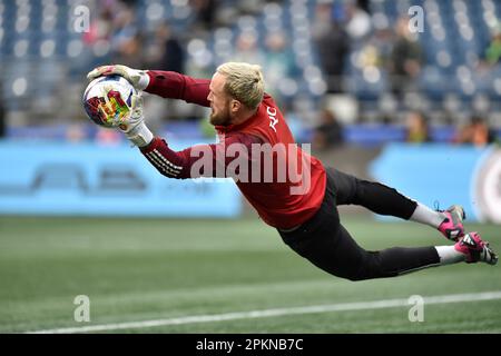 Seattle, Washington, Stati Uniti. 08th Apr, 2023. Stefan Frei (24), portiere dei Seattle Sounders, si reca in volo per risparmiare durante i riscaldamenti prima della partita di calcio MLS tra il St Louis City SC e il Seattle Sounders FC al Lumen Field di Seattle, Washington. Steve Faber/CSM(Credit Image: © Steve Faber/Cal Sport Media). Credit: csm/Alamy Live News Foto Stock