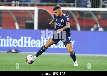 8 aprile 2023; Foxborough, ma, USA; New England Revolution Forward Gustavo Bou (7) con la palla durante una partita MLS tra CF Montreal e New England Revolution. Anthony Nesmith/CSM Foto Stock