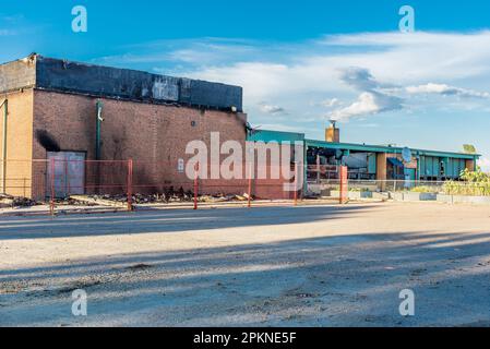 Stewart Valley, SK, Canada - 28 agosto 2022: Le rovine della Stewart Valley School dopo un fulmine hanno causato un incendio Foto Stock