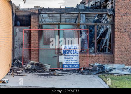 Stewart Valley, SK, Canada - 28 agosto 2022: Le rovine della Stewart Valley School dopo un fulmine hanno causato un incendio Foto Stock