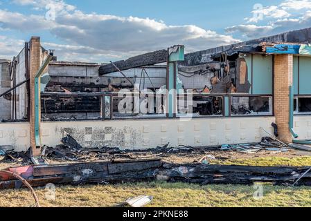 Stewart Valley, SK, Canada - 28 agosto 2022: Le rovine della Stewart Valley School dopo un fulmine hanno causato un incendio Foto Stock