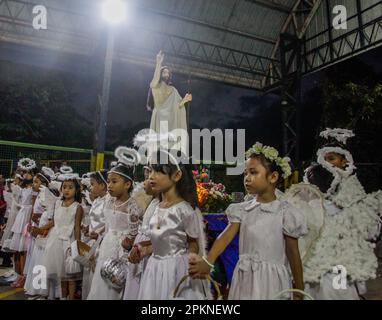 Quezon City, Filippine. 09th Apr, 2023. I devoti cattolici frequentano il tradizionale Salubong, seguito dalla messa della domenica di Pasqua al Barangay Bagong Silangan a Quezon City. (Foto di EDD Castro/Pacific Press) Credit: Pacific Press Media Production Corp./Alamy Live News Foto Stock