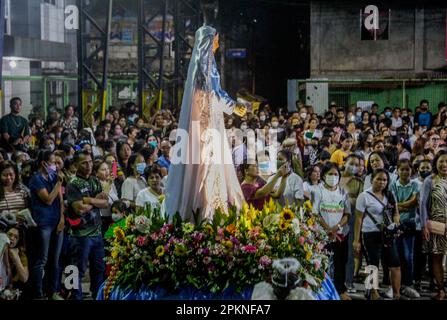 Quezon City, NCR, Filippine. 9th Apr, 2023. I devoti cattolici frequentano il tradizionale Salubong, seguito dalla messa della domenica di Pasqua al Barangay Bagong Silangan a Quezon City. (Credit Image: © EDD Castro/Pacific Press via ZUMA Press Wire) SOLO PER USO EDITORIALE! Non per USO commerciale! Credit: ZUMA Press, Inc./Alamy Live News Foto Stock