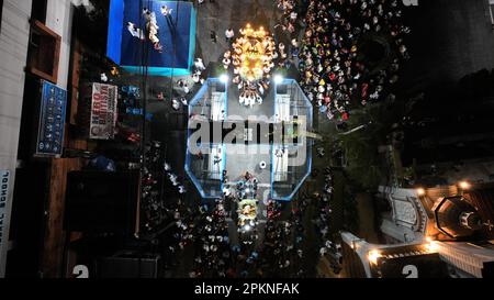 9 aprile 2023, Quezon City, Metro Manila, Filippine: SalubongÂ è una tradizione filippina durante la Pasqua, dove c'è una rievocazione pre-dawnÂ di Cristo risorto che incontra la sua madre ancora in lutto Maria. La statua di Maria è coveredÂ inÂ un lutto nero dressÂ mentre la statueÂ di theÂ Cristo risorto è carriedÂ byÂ uomini lungo una via differentÂ.Â sia Maria che Cristo risorto si incontreranno nella fase in cui si cantano e ballano. Un angelo rimuoverà anche la sciarpa nera che copre il volto di Maria quando incontrerà Gesù. (Credit Image: © Sherbien Dacalanio/Pacific Press via ZUMA Press Wire) EDITORI Foto Stock