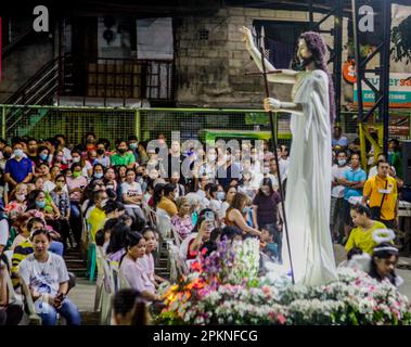 Quezon City, NCR, Filippine. 9th Apr, 2023. I devoti cattolici frequentano il tradizionale Salubong, seguito dalla messa della domenica di Pasqua al Barangay Bagong Silangan a Quezon City. (Credit Image: © EDD Castro/Pacific Press via ZUMA Press Wire) SOLO PER USO EDITORIALE! Non per USO commerciale! Credit: ZUMA Press, Inc./Alamy Live News Foto Stock