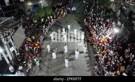 9 aprile 2023, Quezon City, Metro Manila, Filippine: SalubongÂ è una tradizione filippina durante la Pasqua, dove c'è una rievocazione pre-dawnÂ di Cristo risorto che incontra la sua madre ancora in lutto Maria. La statua di Maria è coveredÂ inÂ un lutto nero dressÂ mentre la statueÂ di theÂ Cristo risorto è carriedÂ byÂ uomini lungo una via differentÂ.Â sia Maria che Cristo risorto si incontreranno nella fase in cui si cantano e ballano. Un angelo rimuoverà anche la sciarpa nera che copre il volto di Maria quando incontrerà Gesù. (Credit Image: © Sherbien Dacalanio/Pacific Press via ZUMA Press Wire) EDITORI Foto Stock