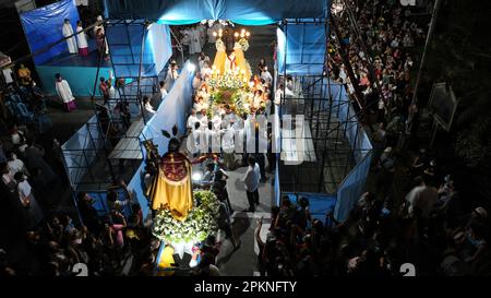 9 aprile 2023, Quezon City, Metro Manila, Filippine: SalubongÂ è una tradizione filippina durante la Pasqua, dove c'è una rievocazione pre-dawnÂ di Cristo risorto che incontra la sua madre ancora in lutto Maria. La statua di Maria è coveredÂ inÂ un lutto nero dressÂ mentre la statueÂ di theÂ Cristo risorto è carriedÂ byÂ uomini lungo una via differentÂ.Â sia Maria che Cristo risorto si incontreranno nella fase in cui si cantano e ballano. Un angelo rimuoverà anche la sciarpa nera che copre il volto di Maria quando incontrerà Gesù. (Credit Image: © Sherbien Dacalanio/Pacific Press via ZUMA Press Wire) EDITORI Foto Stock