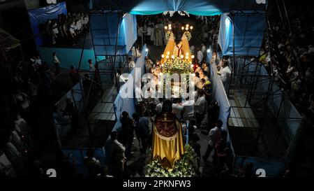 9 aprile 2023, Quezon City, Metro Manila, Filippine: SalubongÂ è una tradizione filippina durante la Pasqua, dove c'è una rievocazione pre-dawnÂ di Cristo risorto che incontra la sua madre ancora in lutto Maria. La statua di Maria è coveredÂ inÂ un lutto nero dressÂ mentre la statueÂ di theÂ Cristo risorto è carriedÂ byÂ uomini lungo una via differentÂ.Â sia Maria che Cristo risorto si incontreranno nella fase in cui si cantano e ballano. Un angelo rimuoverà anche la sciarpa nera che copre il volto di Maria quando incontrerà Gesù. (Credit Image: © Sherbien Dacalanio/Pacific Press via ZUMA Press Wire) EDITORI Foto Stock