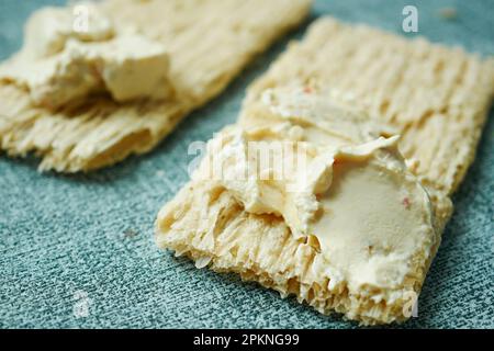 cracker spalmabili con crema di formaggio sul tavolo Foto Stock