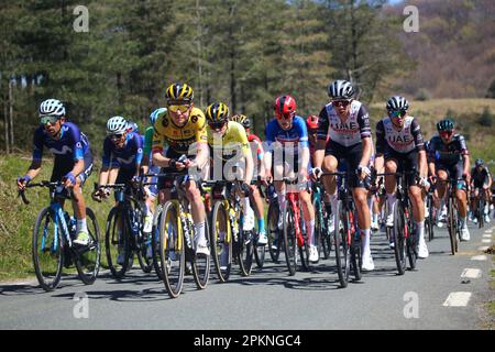 Azurki, Euskadi, Spagna. 8th Apr, 2023. Azurki, Spagna, 08th aprile 2023: Diverse squadre prendono il comando del peloton durante la 6th tappa del Paese Basco Itzulia 2023 con partenza e arrivo a Eibar, il 08 aprile 2023, ad Azurki, Spagna. (Credit Image: © Alberto Brevers/Pacific Press via ZUMA Press Wire) SOLO PER USO EDITORIALE! Non per USO commerciale! Foto Stock