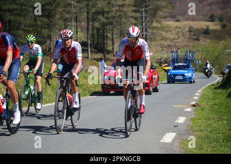 Azurki, Euskadi, Spagna. 8th Apr, 2023. Azurki, Spagna, 08th aprile 2023: I piloti Cofidis Jose Herrada (L) e Jonathan lastra (R) durante la 6th tappa del Paese Basco Itzulia 2023 con partenza e arrivo a Eibar, il 08 aprile 2023, ad Azurki, Spagna. (Credit Image: © Alberto Brevers/Pacific Press via ZUMA Press Wire) SOLO PER USO EDITORIALE! Non per USO commerciale! Foto Stock