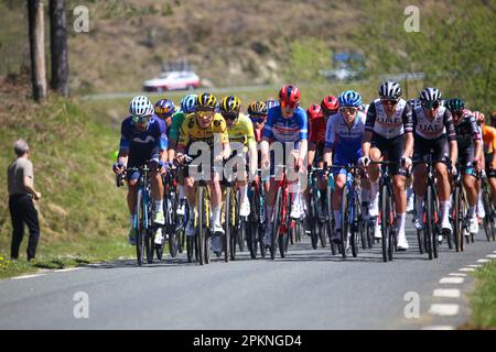 Azurki, Euskadi, Spagna. 8th Apr, 2023. Azurki, Spagna, 08th aprile 2023: Diverse squadre prendono il comando del peloton durante la 6th tappa del Paese Basco Itzulia 2023 con partenza e arrivo a Eibar, il 08 aprile 2023, ad Azurki, Spagna. (Credit Image: © Alberto Brevers/Pacific Press via ZUMA Press Wire) SOLO PER USO EDITORIALE! Non per USO commerciale! Foto Stock