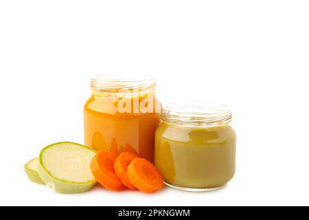 Vasetti di purea bambino isolato su sfondo bianco. Purre di carote e  broccoli. Vista dall'alto Foto stock - Alamy