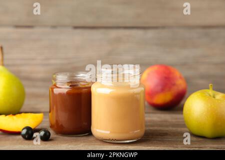 Frutta fresca e biologica per bambini. Girato per una storia di alimenti per bambini fatti in casa, biologici e sani. Vista dall'alto Foto Stock